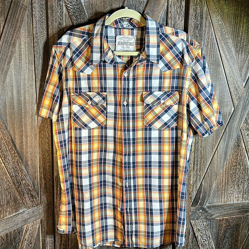 Men’s XL plaid short sleeve Aeropostale button down shirt in like new condition